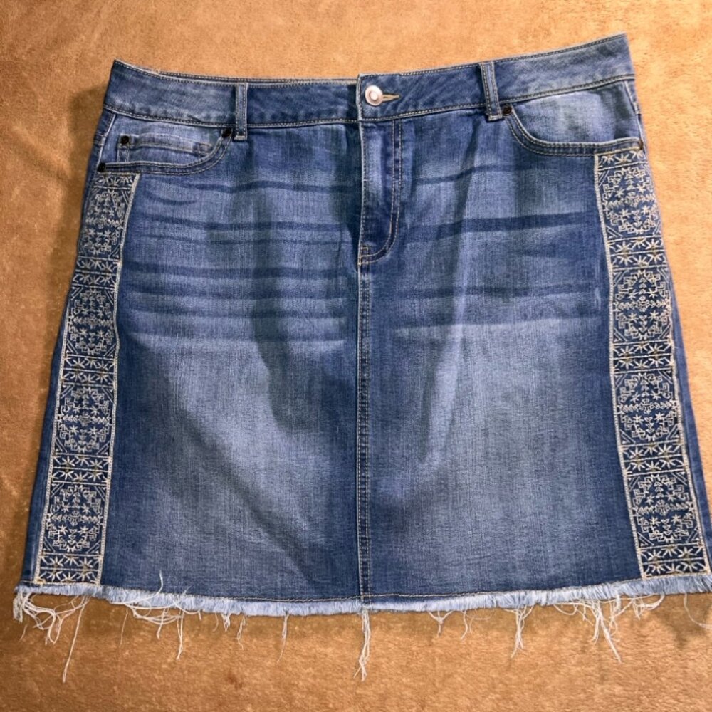 C Cato Denim Women‎ 14 Blue Denim Cut Off Fringe Cream Embroidery Midi Skirt